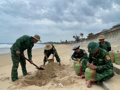 Người dân Quảng Ngãi chèn cát lên mái nhà, neo đậu tàu thuyền chống bão