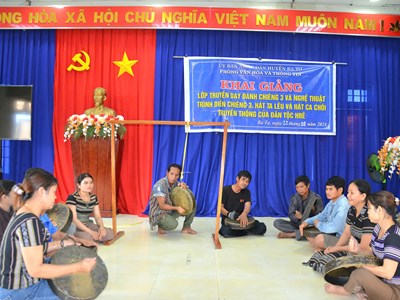 Truyền dạy văn hóa truyền thống cho thế hệ trẻ đồng bào Hrê