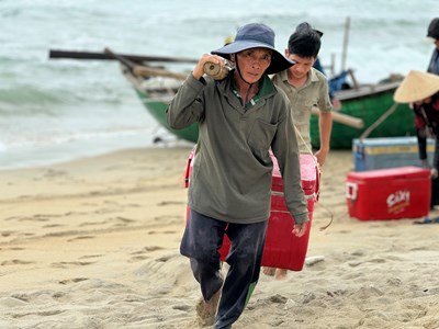 Nhọc nhằn mưu sinh mùa biển động