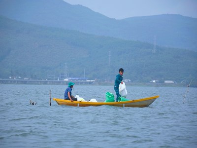 Vợ chồng ngư dân lật ghe tử vong trong đêm do mưa lớn