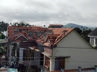 Hàng loạt nhà dân bị gió lốc làm tốc mái trong đêm