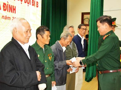 Bàn giao di vật, kỷ vật của liệt sĩ, bộ đội đi B cho thân nhân, gia đình