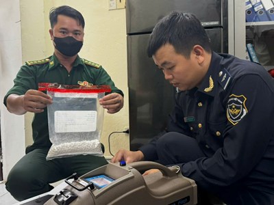 Phát hiện viên nén nghi ma tuý trôi dạt vào bờ biển Quảng Ngãi