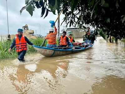 Nước lũ lên nhanh, tập trung sơ tán, di dời người dân đến nơi an toàn