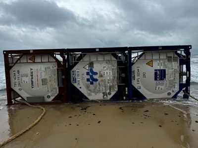 Sớm có phương án xử lý 3 bồn chứa nghi hóa chất trôi dạt và bờ biển