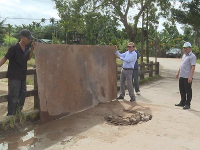 Cầu xuống cấp, người dân lo lắng