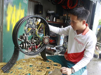 Tái chế phụ tùng xe cũ thành sản phẩm trang trí độc đáo