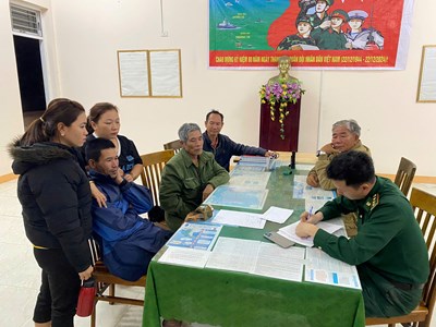 Kịp thời cứu ngư dân bị sóng lớn đánh chìm trên biển