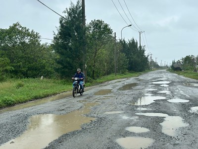 Tuyến đường nối Khu kinh tế Dung Quất – Chu Lai xuống cấp nghiêm trọng