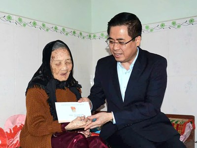 Lãnh đạo tỉnh Quảng Ngãi thăm, tặng quà Mẹ Việt Nam Anh hùng