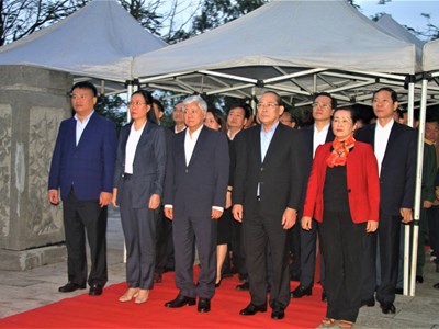 Dâng hương Quyền Chủ tịch nước Huỳnh Thúc Kháng