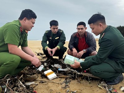 Phát hiện nhiều đồ vật nghi ma túy trôi dạt vào bờ biển Quảng Ngãi