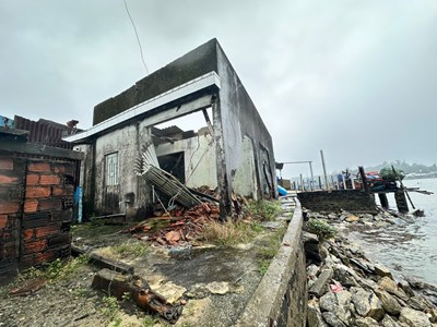 Sạt lở nặng ở cửa biển Sa Cần, uy hiếp nhà dân