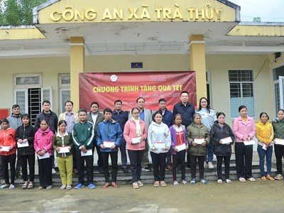 Báo Văn Hóa tặng quà Tết cho người nghèo miền núi Quảng Ngãi