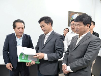 Tấm gương bác sĩ hết lòng vì sự nghiệp chăm sóc và bảo vệ sức khỏe Nhân dân