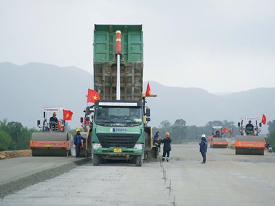 Triển khai thi công 3 ca 4 kíp ở dự án cao tốc Quảng Ngãi – Hoài Nhơn