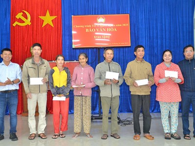 Báo Văn Hóa trao hơn 100 suất quà Tết cho hộ gia đình có hoàn cảnh khó khăn