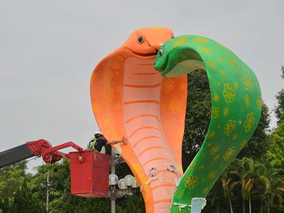 Hai linh vật rắn tạo hình “tình yêu mùa Xuân”