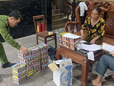 Bắt đối tượng tàng trữ trái phép pháo hoa nổ