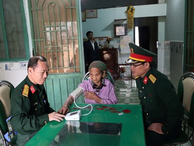 Khám bệnh, cấp phát thuốc miễn phí cho đồng bào DTTS Hrê