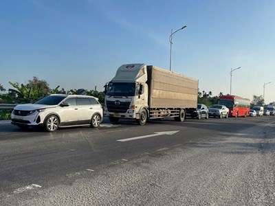 Ùn tắc giao thông trên quốc lộ 1 đoạn qua Quảng Ngãi