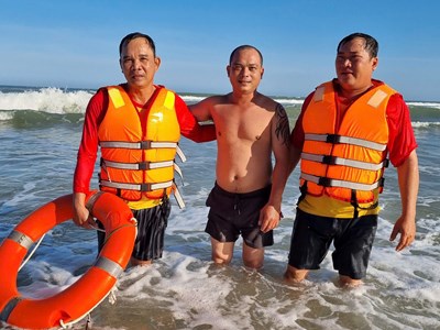 Liên tục cứu du khách bị đuối nước ở bãi biển Mỹ Khê