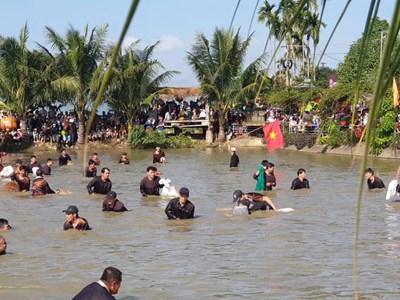 Sôi nổi trò chơi dân gian thi “Úp nơm bắt cá“