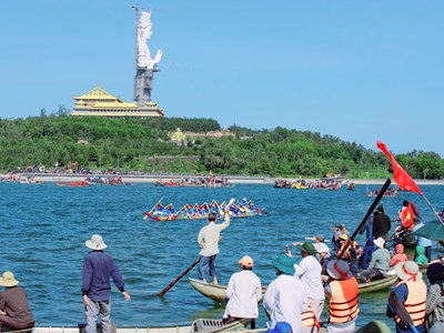 Tưng bừng Lễ hội đua thuyền truyền thống trên sông Trà Khúc