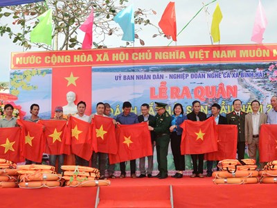 Trao tặng cờ Tổ quốc cho ngư dân Quảng Ngãi dịp mở cửa biển