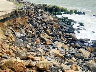 Sóng lớn gây sạt lở bờ biển ở Quảng Ngãi