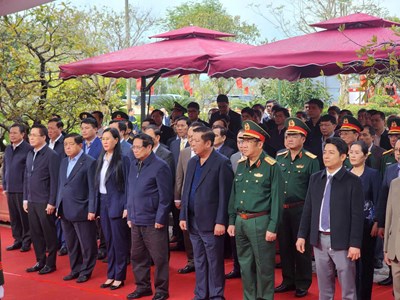 Thủ tướng Phạm Minh Chính dâng hương, dâng hoa tại Khu lưu niệm cố Thủ tướng Phạm Văn Đồng 