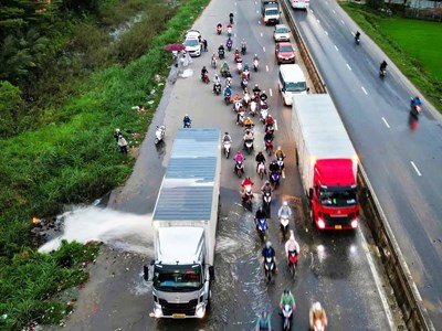 Chắn dòng nước cho xe máy qua đường, tài xế nhận “cơn mưa” lời khen
