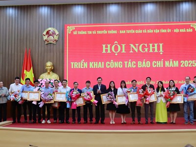 Khen thưởng tập thể, cá nhân các cơ quan báo chí đóng góp tích cực trong công tác thông tin, tuyên truyền