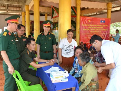 Nghĩa tình thầy thuốc quân hàm xanh