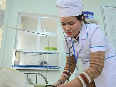 Nữ y sĩ đồng bào Ca Dong tận tình trong công việc