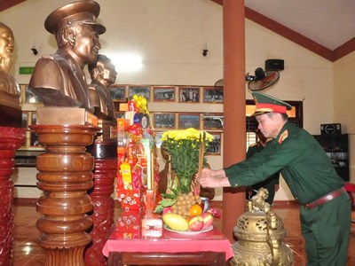 Tư lệnh Quân khu 5 viếng hương Nhà lưu niệm Trung tướng Phạm Kiệt