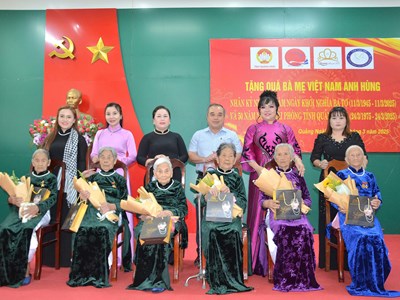 Tặng quà cho các Mẹ Việt Nam Anh hùng