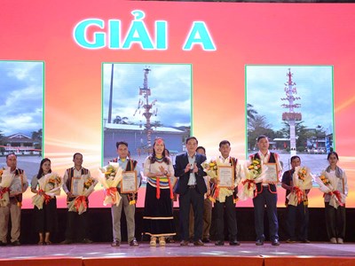 Trao giải “Trưng bày trang trí cây Nêu” của đồng bào Co