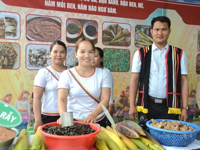Trưng bày sản phẩm đặc trưng của đồng bào Co 