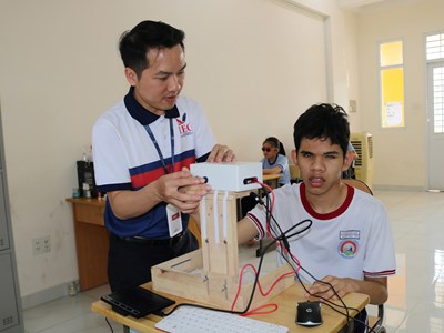 Học sinh khiếm thị đọc sách ứng dụng trí tuệ nhân tạo