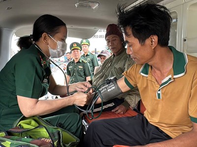 Kịp thời cứu đưa các ngư dân bị nạn vào bờ an toàn