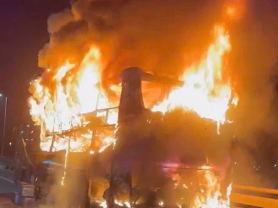 Xe khách bất ngờ bốc cháy khi đang lưu thông trên cầu 