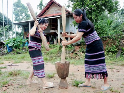 Đặc sắc trang phục của đồng bào Hrê