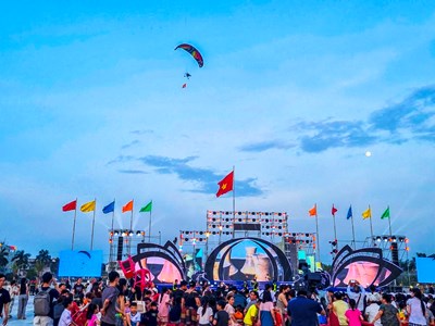 Mãn nhãn với màn biểu diễn dù lượn trên bầu trời Quảng Ngãi