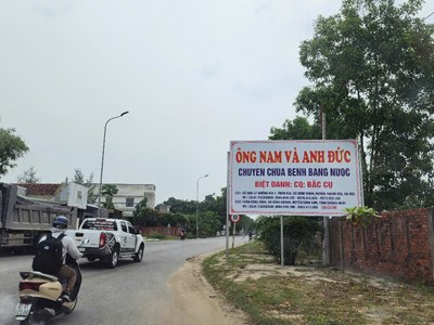 Kiểm tra, tháo gỡ biển quảng cáo “chữa bệnh bằng nước” sai quy định