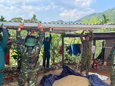 LLVT Quảng Ngãi giúp Nhân dân khắc phục hậu quả thiên tai