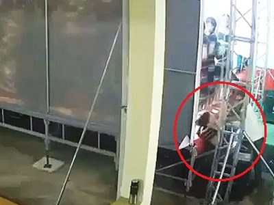 Một nam sinh lớp 9 tử vong vì sự cố điện khi diễn văn nghệ