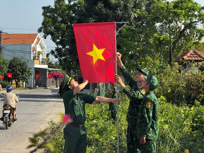 Cờ đỏ sao vàng rợp phố phường