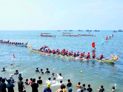 Tưng bừng Lễ hội đua thuyền truyền thống tứ linh ở đảo Lý Sơn