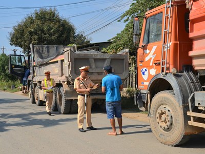Lực lượng CSGT Quảng Ngãi tăng cường tuần tra kiểm soát xe tải chở đất